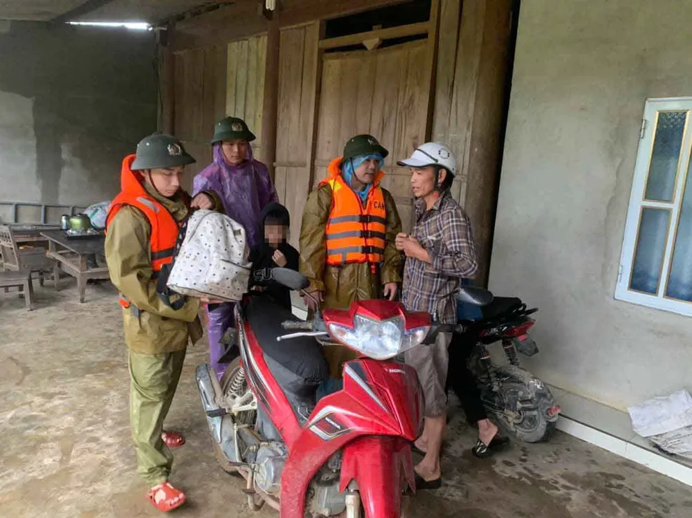 Lực lượng chức năng xã Hương Xuân hỗ trợ người dân đi sơ tán đến nơi an toàn 540956141_786312697382745_9171200856262272590_n.jpg