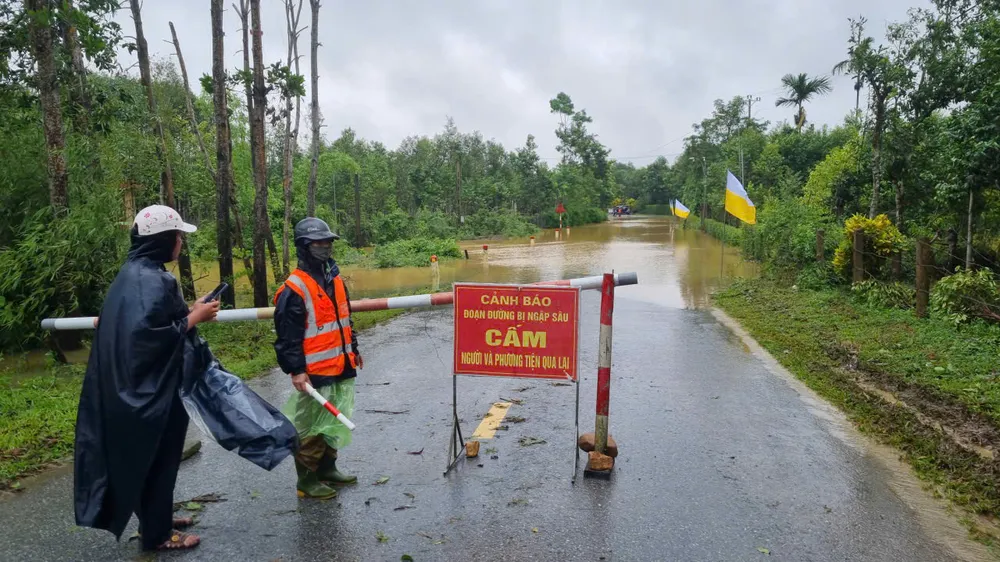 Lực lượng chức năng lập rào chắn, biển cảnh báo điểm ngập sâu trên Quốc lộ 15 đoạn qua xã Phúc Trạch để đảm bảo an toàn z6959882577043_7e8b8ddbf6858c2d1486e63c8a1e63d6.jpg