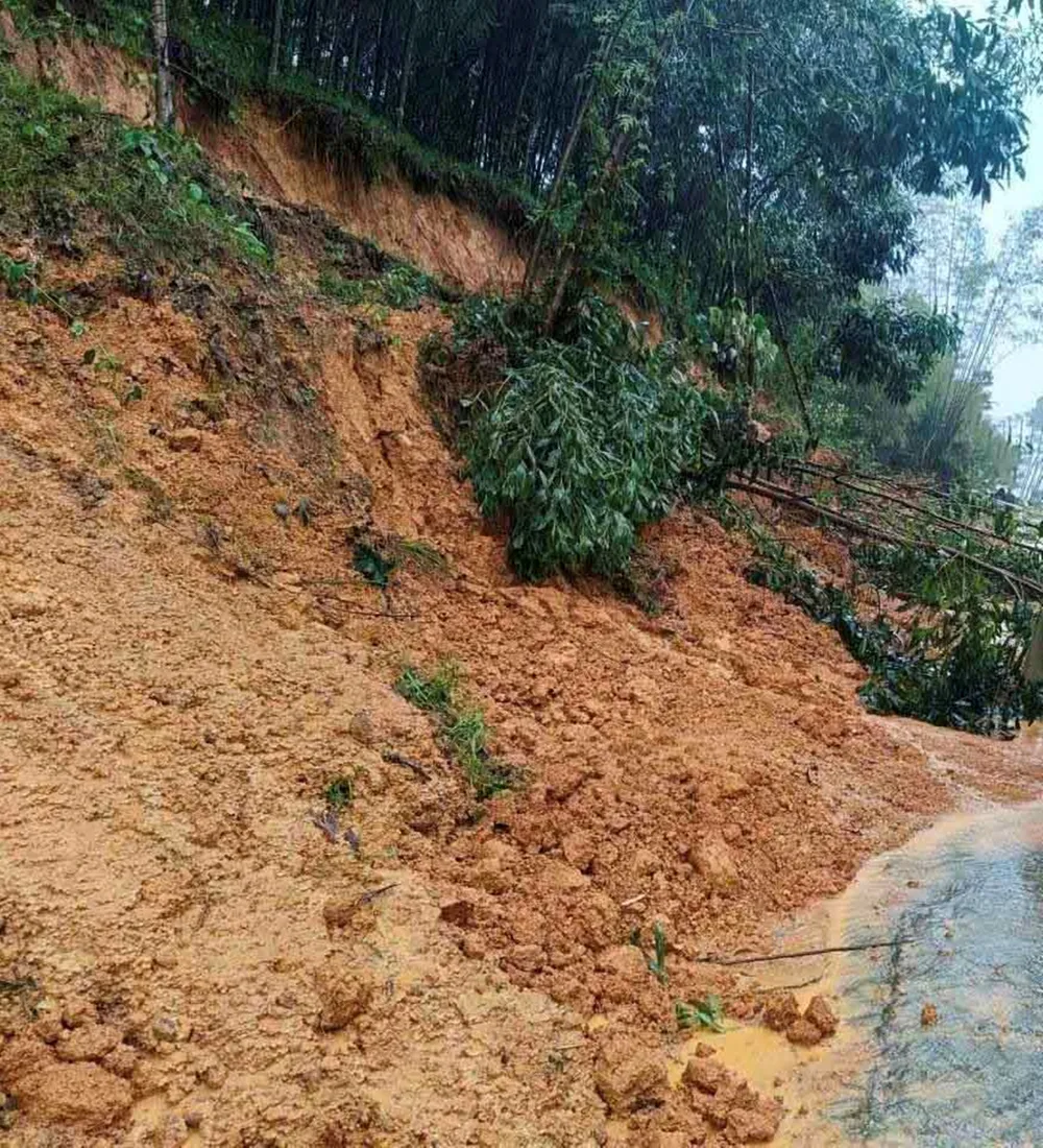 Một điểm sạt lở, đất đá tràn xuống lòng đường ở xã Mai Hoa, tỉnh Hà Tĩnh 541418697_1469689591454753_408128710972160406_n (1).jpg