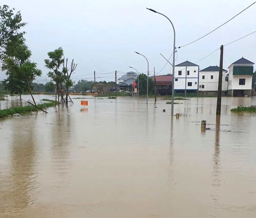 Một số tuyến đường giao thông khu vực thấp trũng ở xã Sơn Tiến vẫn còn ngập cục bộ 542149758_122249935544210905_2700575764454762819_n.jpg