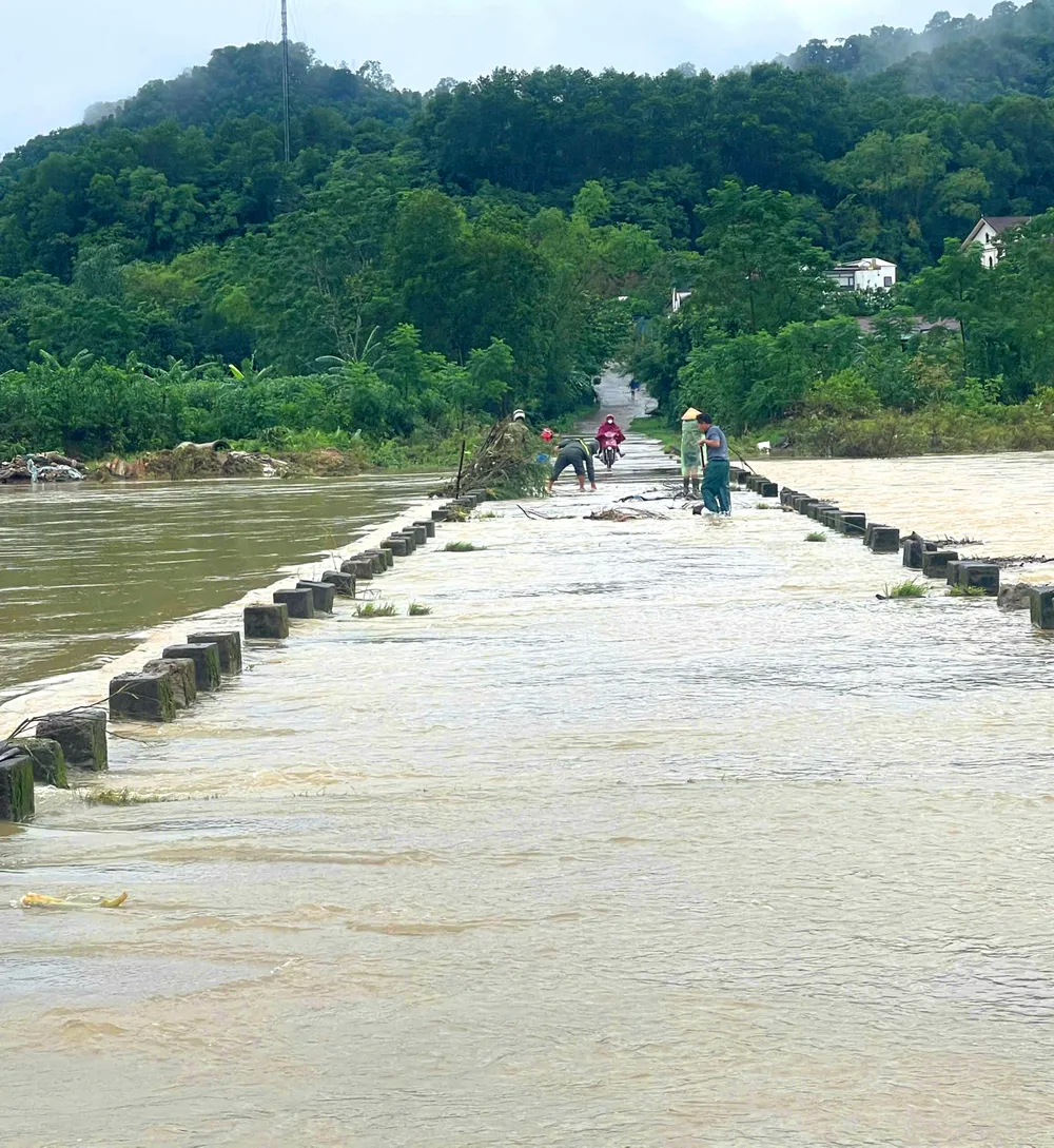 Nước rút, người dân và lực lượng chức năng dọn dẹp bùn đất, rác bẩn để đảm bảo an toàn giao thông z6962954565890_6cdf04878e51b3eed6abd63c400ff1c0.jpg