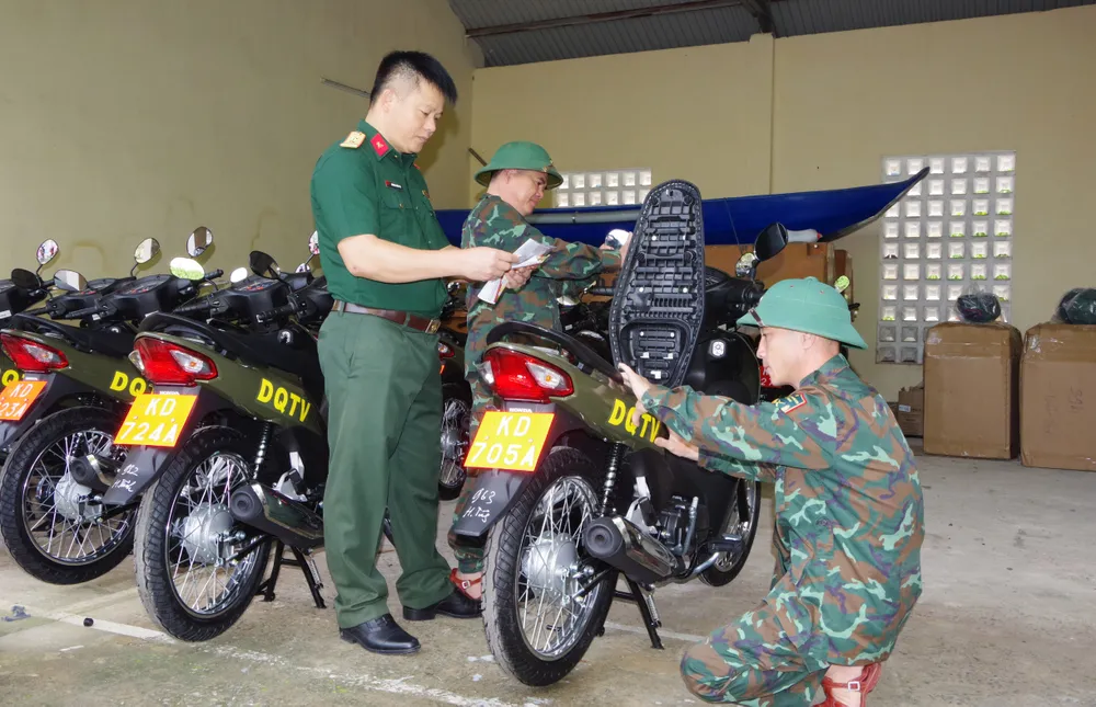 Cán bộ, nhân viên chuyên môn ngành xe, máy Bộ Chỉ huy Quân sự tỉnh Hà Tĩnh kiểm tra hệ thống an toàn phương tiện, dán tem nhãn, logo đặc thù Dân quân tự vệ trước khi bàn giao 1.JPG