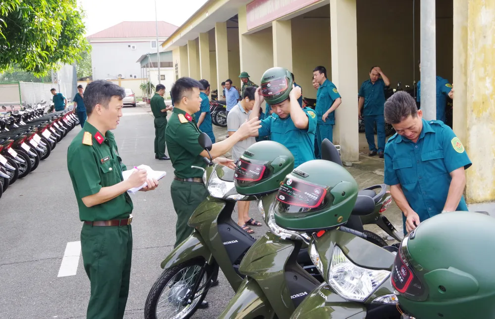 Ban tổ chức cấp, phát xe, nón bảo hiểm, vật chất kèm theo đến ban chỉ huy quân sự cấp xã, phường 5.JPG