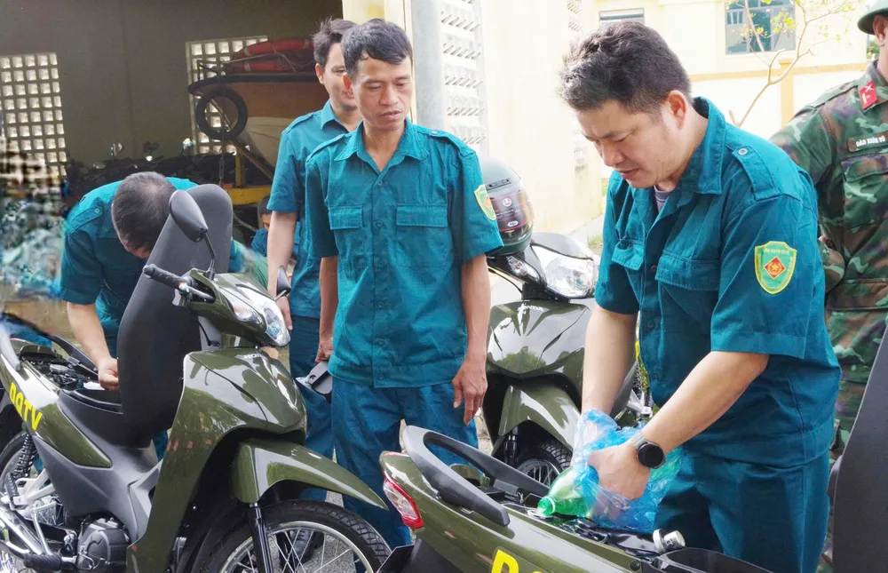 Sau khi tiếp nhận nhiên liệu từ ban tổ chức, cán bộ ban chỉ huy quân sự các xã, phường tiến hành khởi động phương tiện 7.jpg