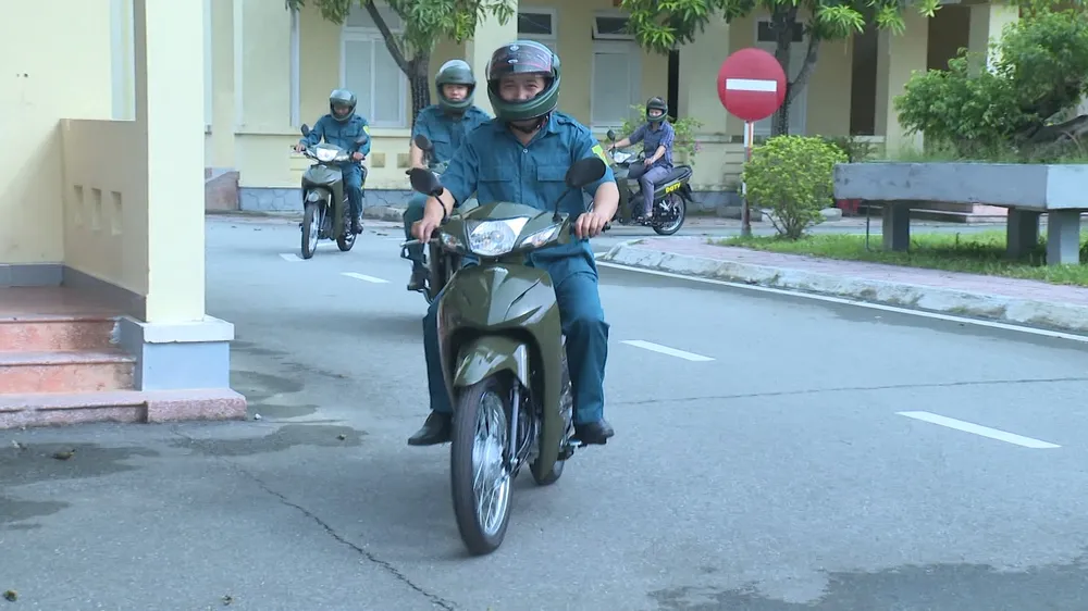 Niềm vui của các cán bộ ban chỉ huy quân sự các xã, phường khi được trang bị phương tiện phục vụ nhiệm vụ a66.jpg