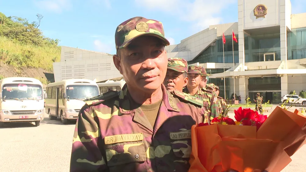 Đoàn cán bộ, chiến sĩ Quân đội nhân dân Lào trở về nước ah.jpg