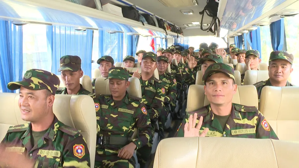 Đoàn cán bộ, chiến sĩ Quân đội nhân dân Lào lên xe ô tô trở về nước Không có tiêu đề.jpg