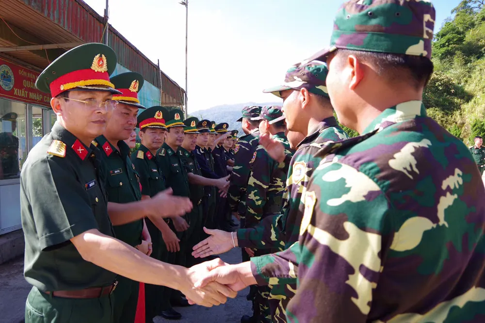 Lãnh đạo Bộ Chỉ huy Quân sự tỉnh Hà Tĩnh tiễn đoàn cán bộ, chiến sĩ Quân đội nhân dân Lào z6976129784647_f2cd451e0db1887e0b445643222f418b.jpg