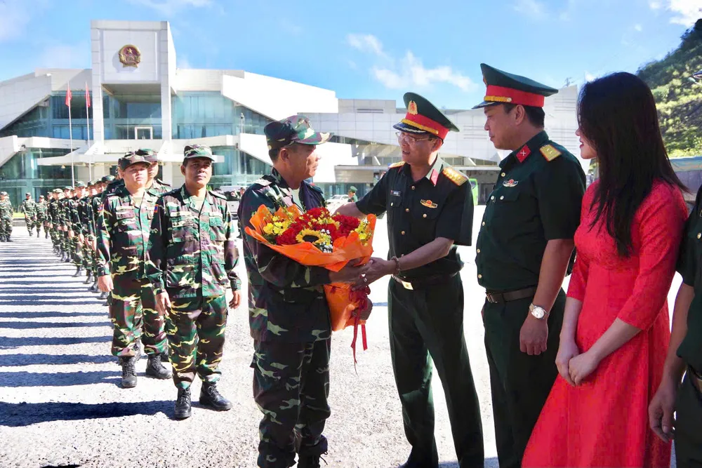 Tiễn đoàn cán bộ, chiến sĩ Quân đội nhân dân Lào trở về nước z6976129823655_3864fd259afce183bb02b0fc1bb3bc8b.jpg