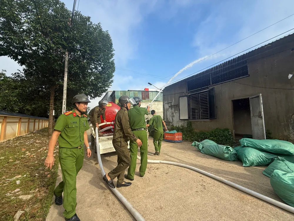 Công an xã Hương Khê nỗ lực khống chế đám cháy 543430084_775122708497258_230295865942739109_n.jpg