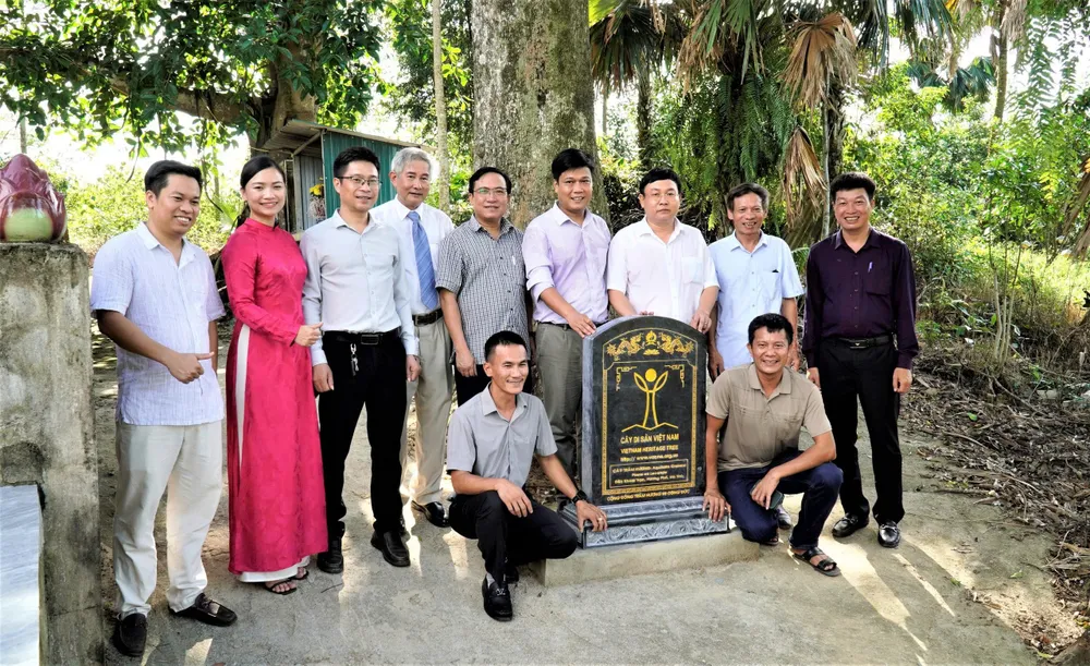 Các đại biểu chụp ảnh lưu niệm bên 2 cây trầm hương cổ thụ tại đền Khoai Vạc z6996185660540_1ee2bf62ce3250479b3b1709668e5641.jpg