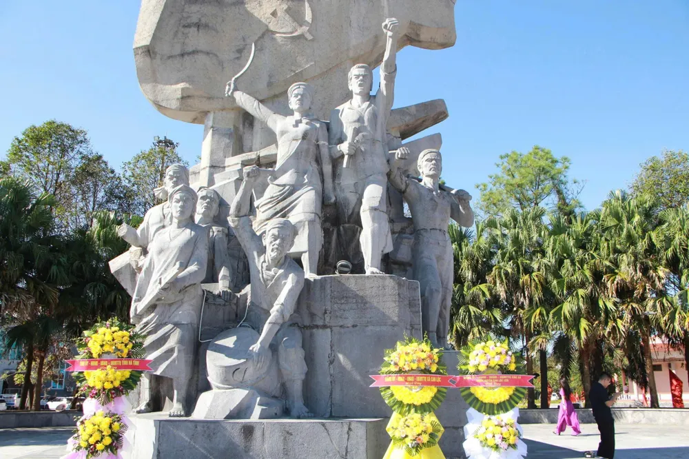 Tượng đài Xô Viết Nghệ Tĩnh z7004069208138_a6e5fa61594420df24e108f682c44b6b.jpg