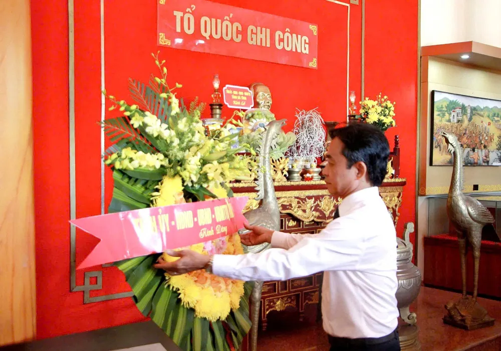 Phó Bí thư Thường trực Tỉnh ủy Hà Tĩnh Trần Thế Dũng dâng hoa tại Nhà tưởng niệm Xô Viết Nghệ Tĩnh z7004069216706_18cca7ef9e034ba5b3e11484269b58ea.jpg