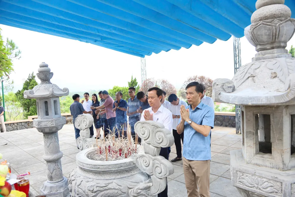 Trưởng Ban Tuyên giáo và Dân vận Tỉnh ủy tỉnh Hà Tĩnh Hà Văn Hùng, lãnh đạo Sở VH-TT-DL và các đại biểu dâng hương tại phần mộ Tổng Bí thư Trần Phú aqqq.jpg