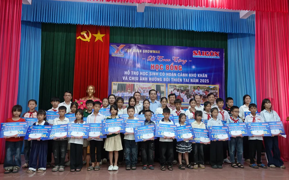 Chủ tịch UBND tỉnh Hà Tĩnh Võ Trọng Hải, Giám đốc Sở GD-ĐT tỉnh Hà Tĩnh Nguyễn Thị Nguyệt, Phó Tổng Biên tập Báo Sài Gòn Giải Phóng Nguyễn Ngọc Anh, Chủ tịch Tập đoàn GrowMax Mai Văn Hoàng, cùng đại diện chính quyền địa phương trao học bổng cho các em học sinh ở phường Sông Trí DSC08182.JPG