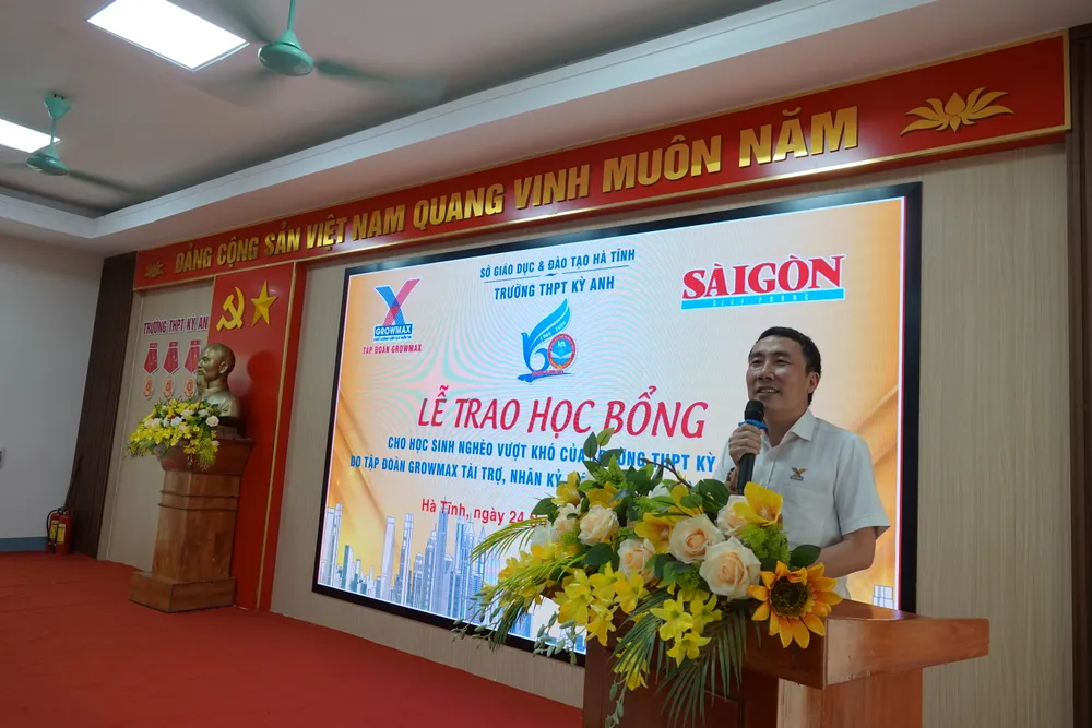 Ông Mai Văn Hoàng, Chủ tịch Tập đoàn GrowMax phát biểu tại buổi trao học bổng ở Trường THPT Kỳ Anh DSC08223.JPG