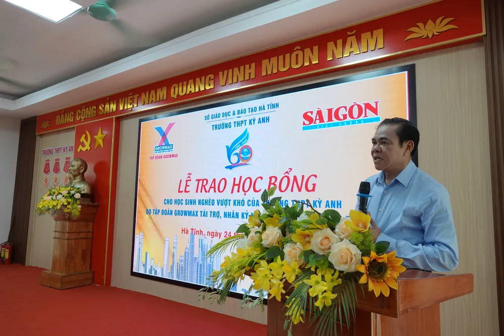 Chủ tịch UBND tỉnh Hà Tĩnh Võ Trọng Hải phát biểu tại buổi trao học bổng ở Trường THPT Kỳ Anh DSC08238.JPG