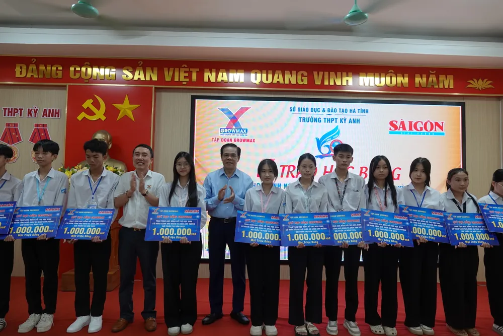 Chủ tịch UBND tỉnh Hà Tĩnh Võ Trọng Hải và Chủ tịch Tập đoàn GrowMax Mai Văn Hoàng trao học bổng hỗ trợ các học sinh Trường THPT Kỳ Anh DSC08262.JPG