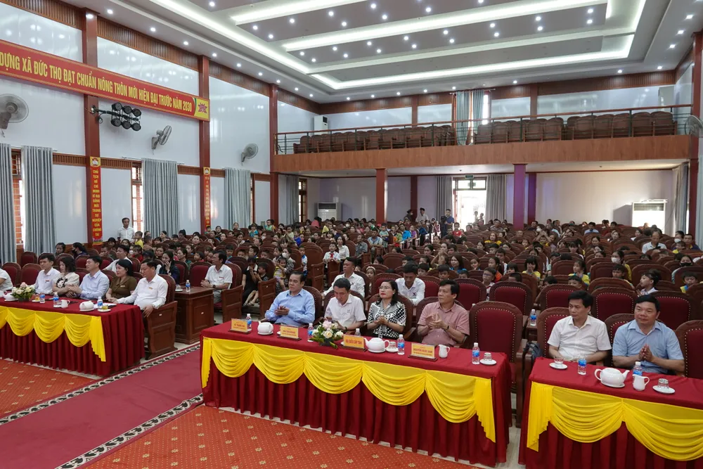 Quang cảnh tại điểm trao học bổng ở nhà văn hóa xã Đức Thọ chiều 24-9 DSC08313.JPG