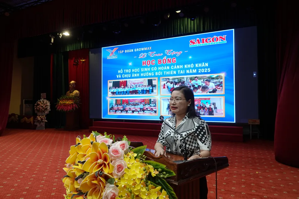 Giám đốc Sở GD-ĐT tỉnh Hà Tĩnh Nguyễn Thị Nguyệt phát biểu tại buổi trao học bổng ở xã Đức Thọ DSC08316.JPG