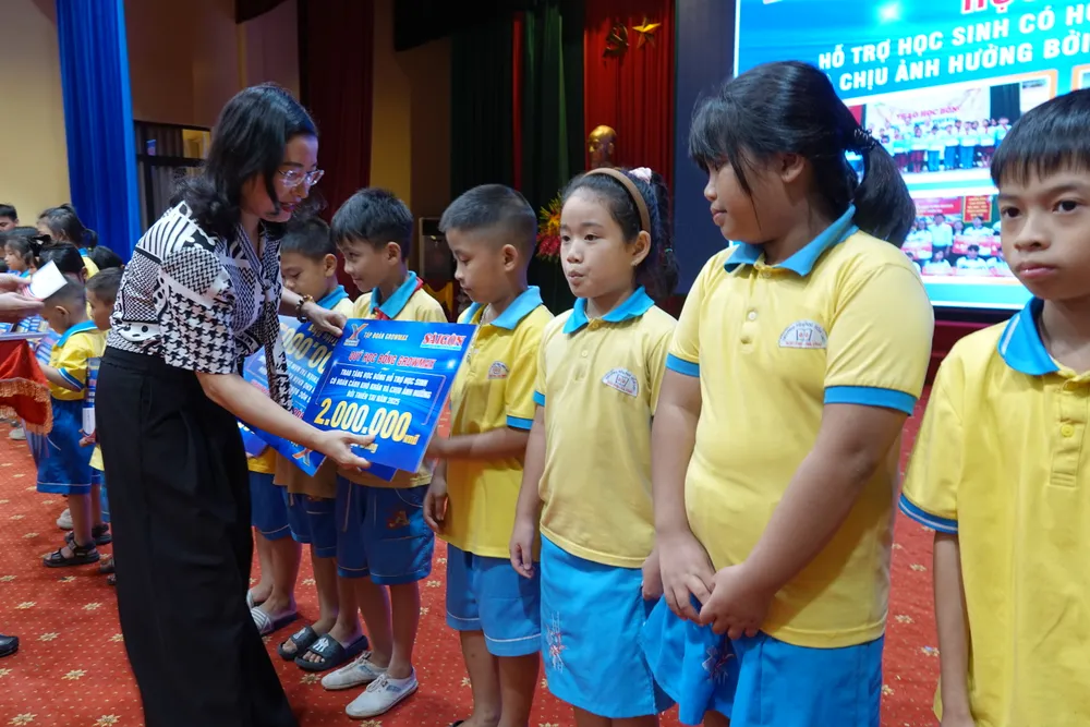 Giám đốc Sở GD-ĐT tỉnh Hà Tĩnh Nguyễn Thị Nguyệt trao học bổng cho các em học sinh ở xã Đức Thọ DSC08347.JPG