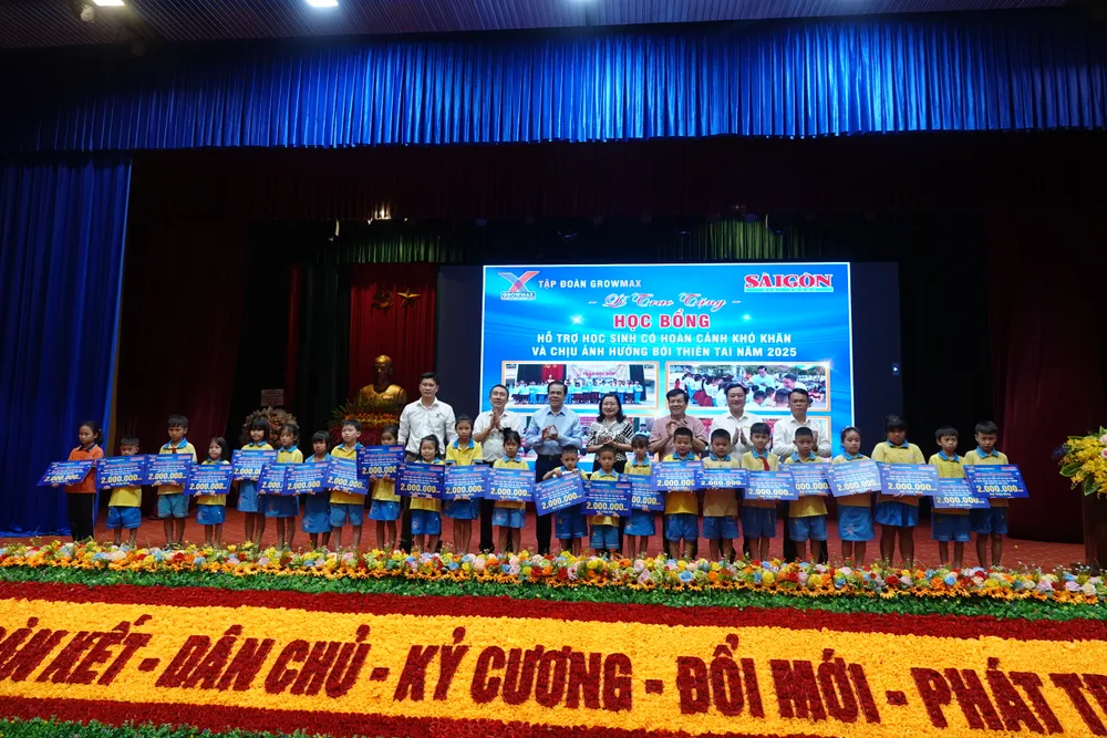 Chủ tịch UBND tỉnh Hà Tĩnh Võ Trọng Hải, Giám đốc Sở GD-ĐT tỉnh Hà Tĩnh Nguyễn Thị Nguyệt, Phó Tổng Biên tập Báo Sài Gòn Giải Phóng Nguyễn Ngọc Anh, Chủ tịch Tập đoàn GrowMax Mai Văn Hoàng, và các đại biểu trao học bổng hỗ trợ học sinh ở xã Đức Thọ DSC08353.JPG