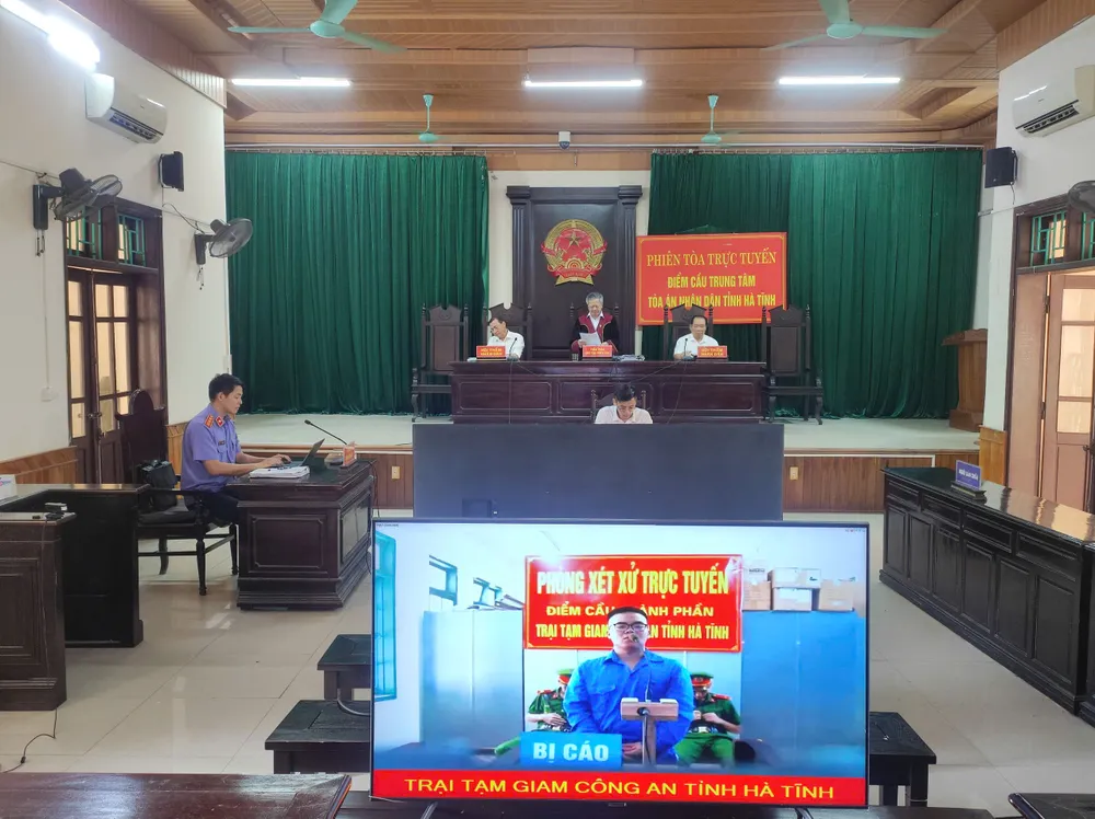Sáng 25-9, Tòa án nhân dân tỉnh Hà Tĩnh xét xử sơ thẩm bị cáo Trần Quang Huy về tội “Xâm nhập trái phép vào mạng máy tính, mạng viễn thông hoặc phương tiện điện tử của người khác”. z7048135499033_e04145245c6f26c817596f956e09fdce.jpg