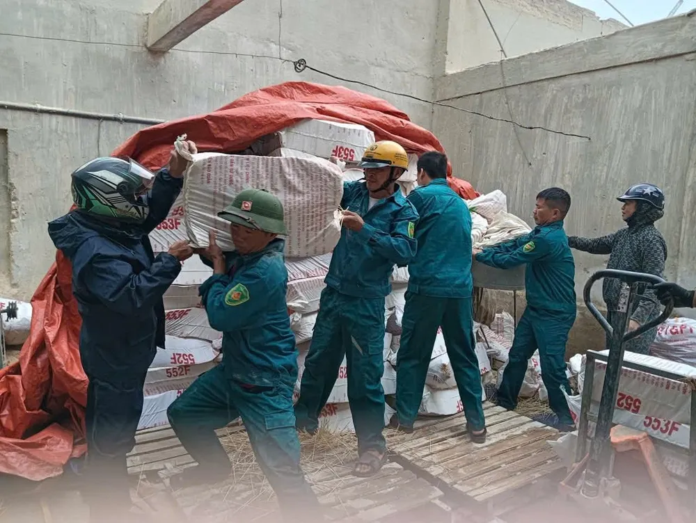 Lực lượng chức năng giúp dân khắc phục thiệt hại do lốc xoáy ở xã Đông Kinh