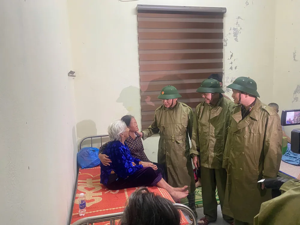 Phó Thủ tướng Trần Hồng Hà trò chuyện, động viên người dân tại điểm tránh trú bão ở phường Sông Trí, tỉnh Hà Tĩnh 1000033851.jpg