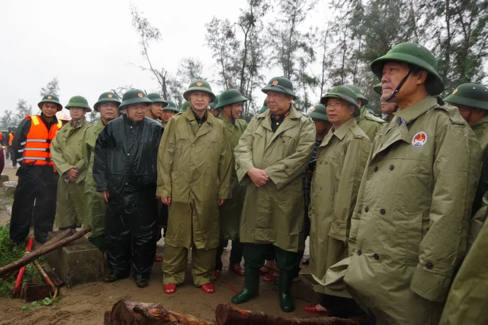 Thượng tướng Huỳnh Chiến Thắng, Phó Tổng Tham mưu trưởng Quân đội nhân dân Việt Nam cùng đoàn công tác kiểm tra trực tiếp tại tuyến đê Hội Thống IMGP4420.JPG