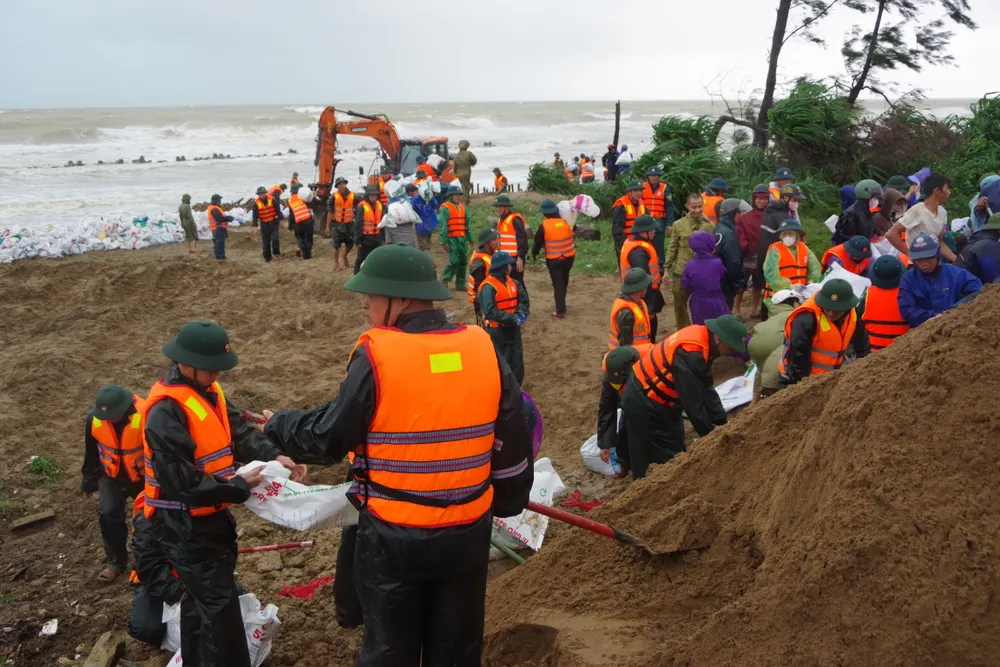 Lực lượng vũ trang và nhân dân tham gia gia cố bờ biển ở xã Đan Hải IMGP4427.JPG