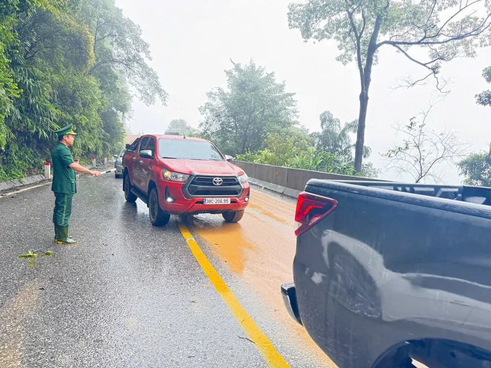 Các phương tiện lưu thông qua lại sau khi khu vực sạt lở trên Quốc lộ 8A đã được khắc phục z7062898509053_0abf62b2011b2cb7e3fba78651e317da.jpg
