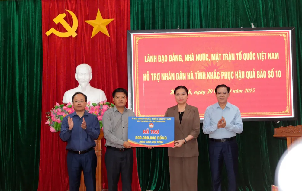 Phó Chủ tịch Ủy ban Trung ương MTTQ Việt Nam Hà Thị Nga trao 500 triệu đồng của Ban Vận động cứu trợ Trung ương hỗ trợ tỉnh Hà Tĩnh khắc phục hậu quả bão số 10 1000035277.jpg