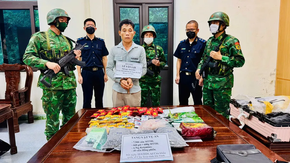 Lực lượng chức năng bắt giữ đối tượng Lê Văn Lợi và tang vật ảnh 4.jpg