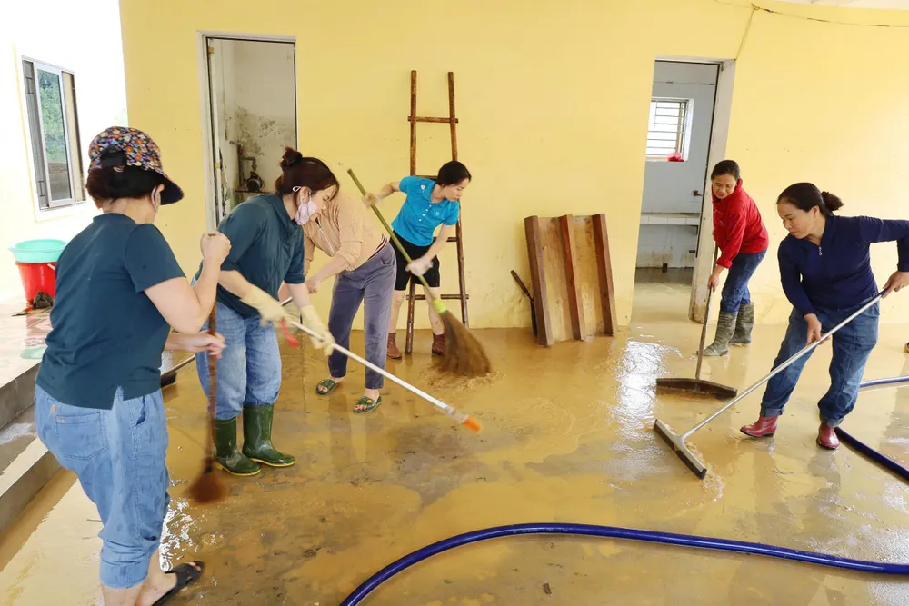 Dọn dẹp vệ sinh vệ sinh môi trường sau khi nước lũ rút ở các xã phía Tây tỉnh Hà Tĩnh v.jpg