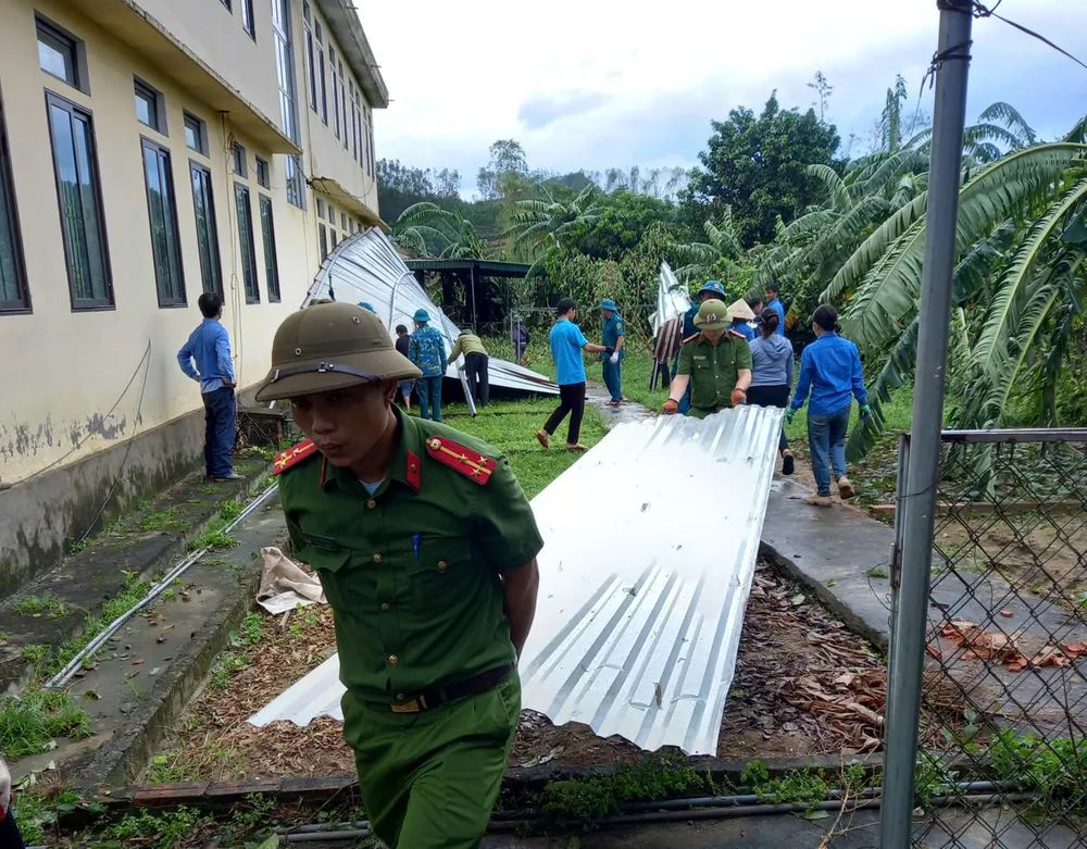 Lực lượng chức năng và đoàn viên thanh niên giúp các trường học khắc phục sau bão số 10 z7064834878045_bb3e3804a55db3e49adb86af8435ea32.jpg