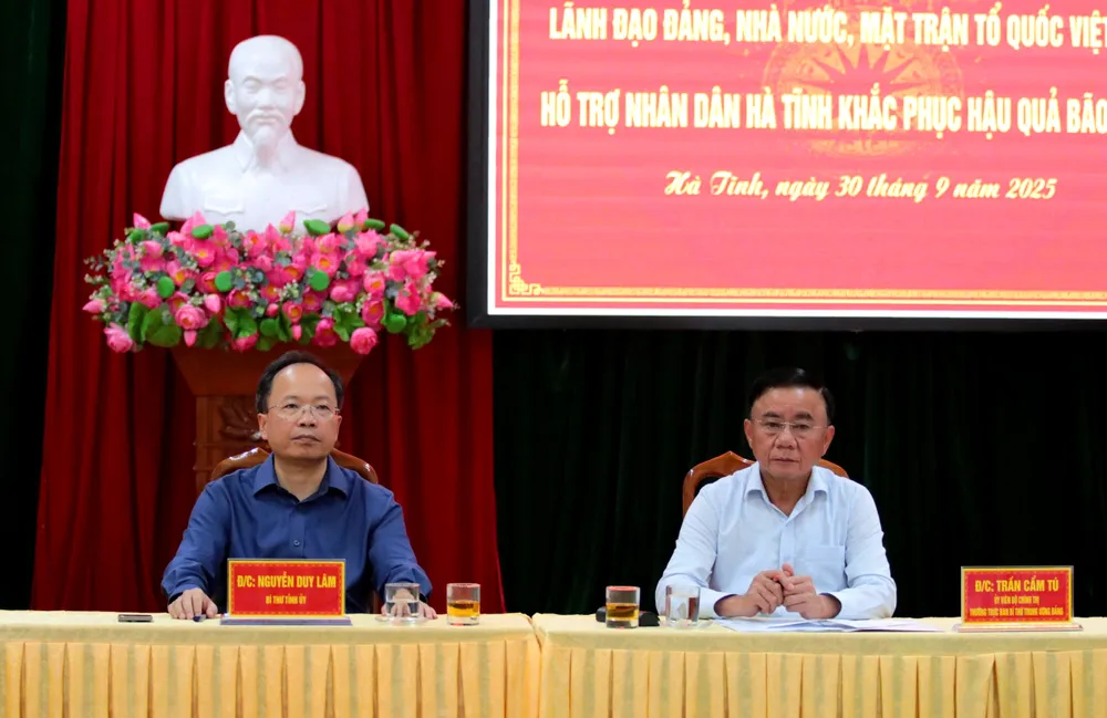 Đồng chí Trần Cẩm Tú, Ủy viên Bộ Chính trị, Thường trực Ban Bí thư và đồng chí Nguyễn Duy Lâm, Bí thư Tỉnh ủy Hà Tĩnh tại buổi làm việc z7067206783639_45bb22e4c0a8d6c1618f8ffa405bb826.jpg