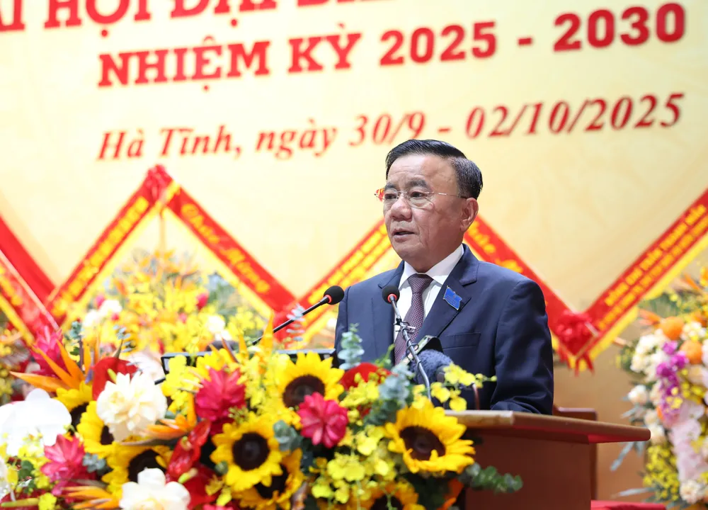 Đồng chí Trần Cẩm Tú, Ủy viên Bộ Chính trị, Thường trực Ban Bí thư, phát biểu chỉ đạo tại đại hội a111.JPG