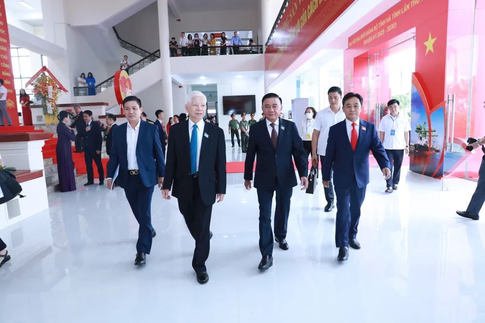 Nguyên Chủ tịch nước Nguyễn Minh Triết và Thường trực Ban Bí thư Trần Cẩm Tú cùng các đại biểu dự đại hội a222.JPG