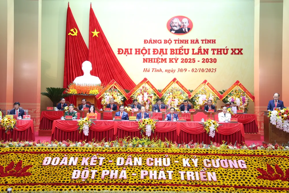Đoàn Chủ tịch và Đoàn Thư ký đại hội IMG_7712.JPG