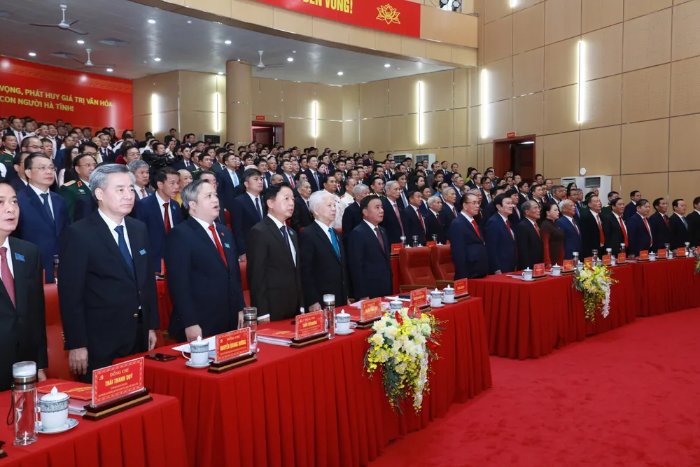 Các đại biểu thực hiện nghi lễ chào cờ IMG_9881.JPG