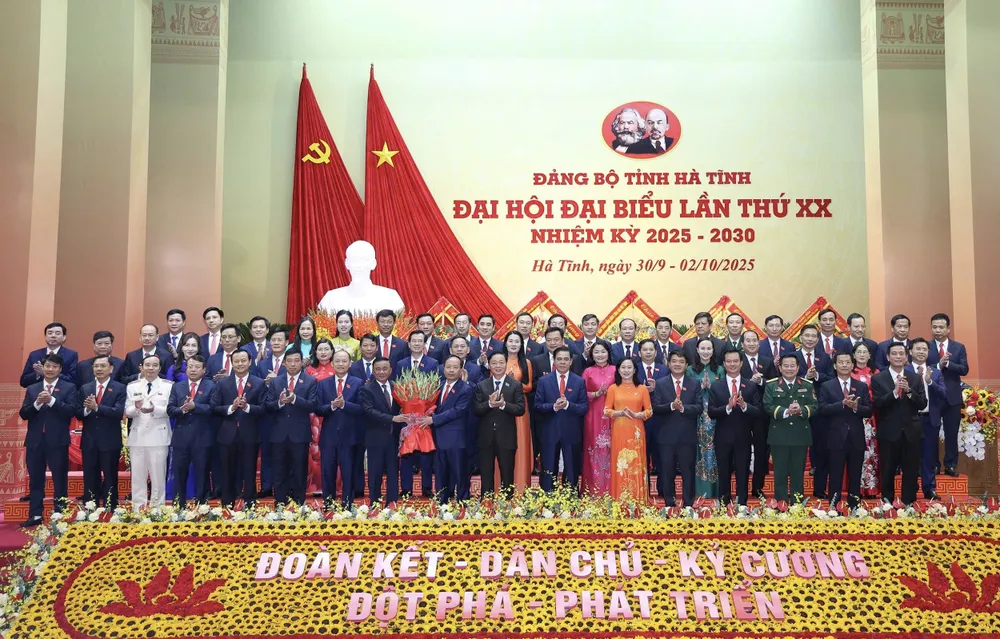 Thường trực Ban Bí thư Trần Cẩm Tú và Phó Thủ tướng Trần Hồng Hà tặng hoa, chúc mừng 55 đồng chí vào Ban Chấp hành nhiệm kỳ 2025-2030 Thường trực Ban Bí thư Trần Cẩm Tú và Phó Thủ tướng Trần Hồng Hà tặng hoa, chúc mừng 55 đồng chí vào Ban Chấp hành nhiệm kỳ 2025-2030