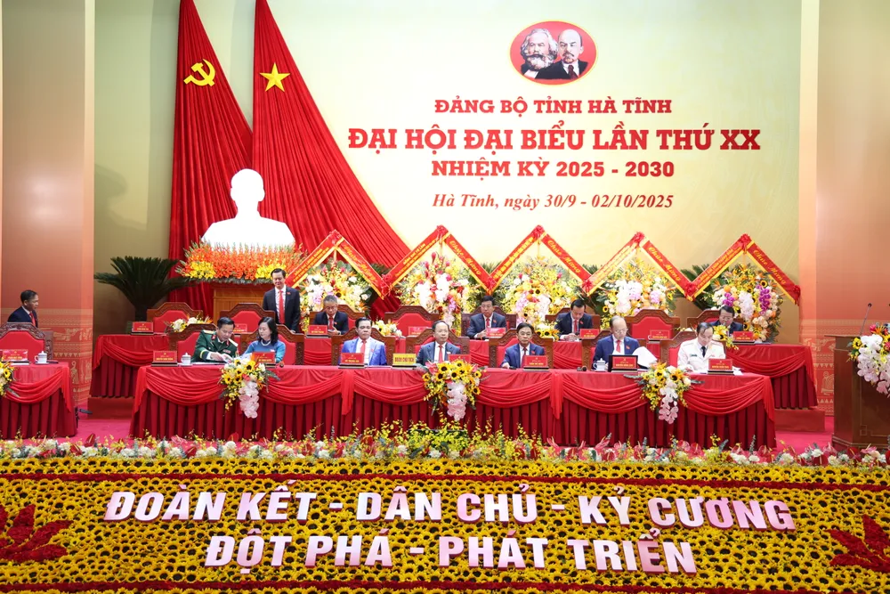 Đoàn Chủ tịch Đại hội đại biểu Đảng bộ tỉnh Hà Tĩnh IMG_9083.JPG