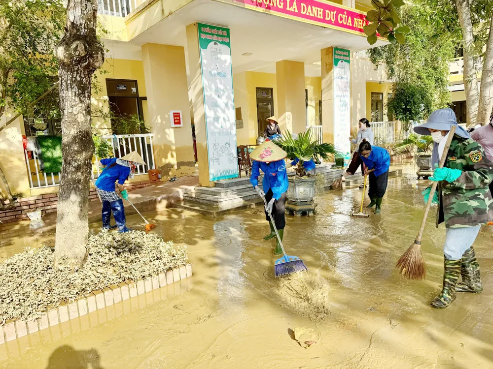 Dọn dẹp vệ sinh sau cơn bão aa.jpg