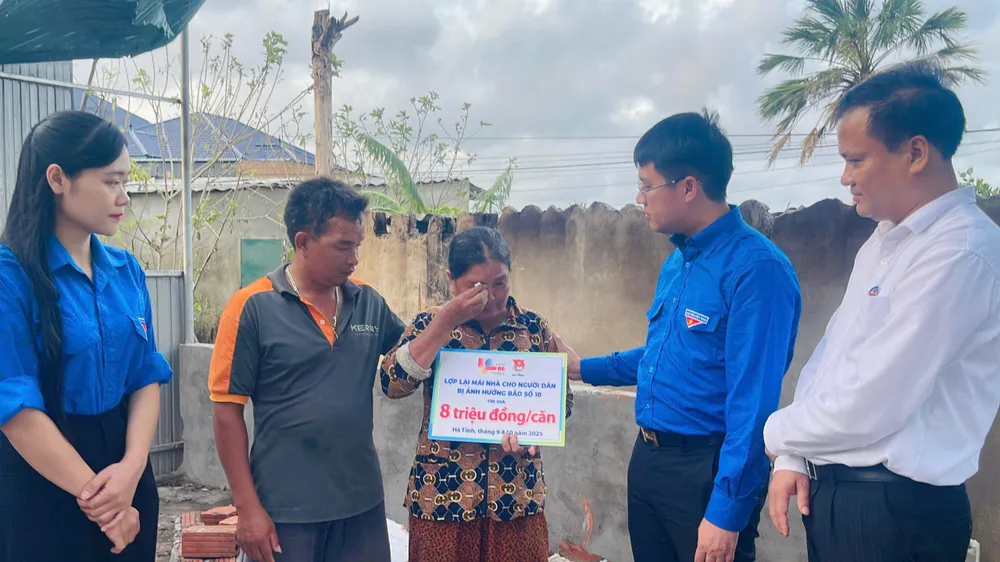 Trao hỗ trợ kinh phí cho gia đình bị thiệt hại sau bão số 10 z7070806712397_f071dbe40d34d06207953cfa00b9f787.jpg
