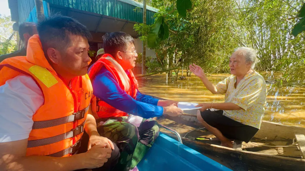 Lãnh đạo Tỉnh đoàn Hà Tĩnh trao quà đến người dân bị thiệt hại sau bão số 10