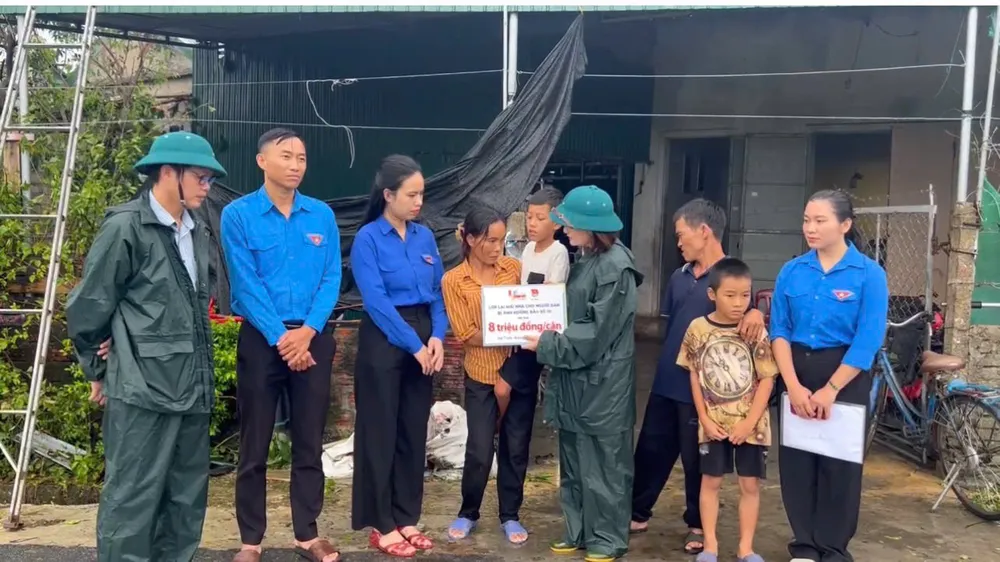 Phó Chủ tịch Ủy ban MTTQ Việt Nam tỉnh Hà Tĩnh, Bí thư Tỉnh đoàn Hà Tĩnh Nguyễn Ny Hương và các đơn vị trao quà hỗ trợ cho người dân z7078786423354_4abc77705e82e6d4f3409d148ba27bff.jpg