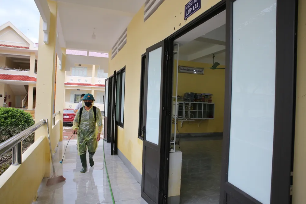 Phun hóa chất xử lý môi trường tại khu vực trường học sau mưa lũ Ảnh 2.JPG
