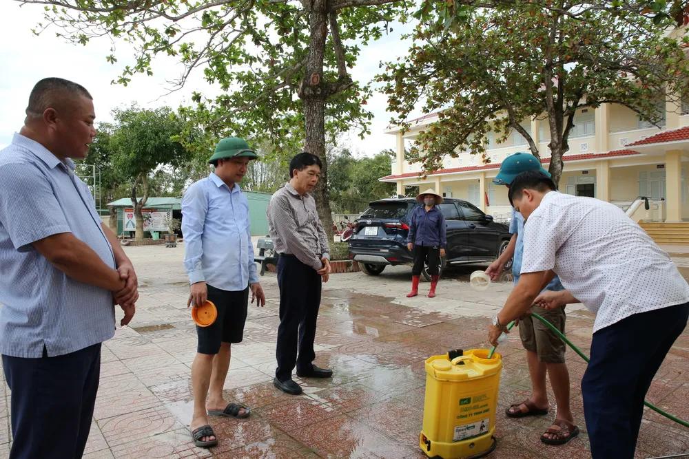 Cán bộ chuyên môn hướng dẫn xử lý vệ sinh môi trường sau mưa lũ Ảnh 3.JPG
