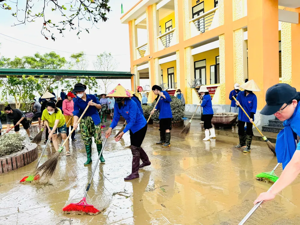 Các lực lượng nỗ lực dọn dẹp vệ sinh môi trường sau mưa lũ tại trường học z7082788358498_9e973c9882783fe6b8da1bcd29009a09.jpg